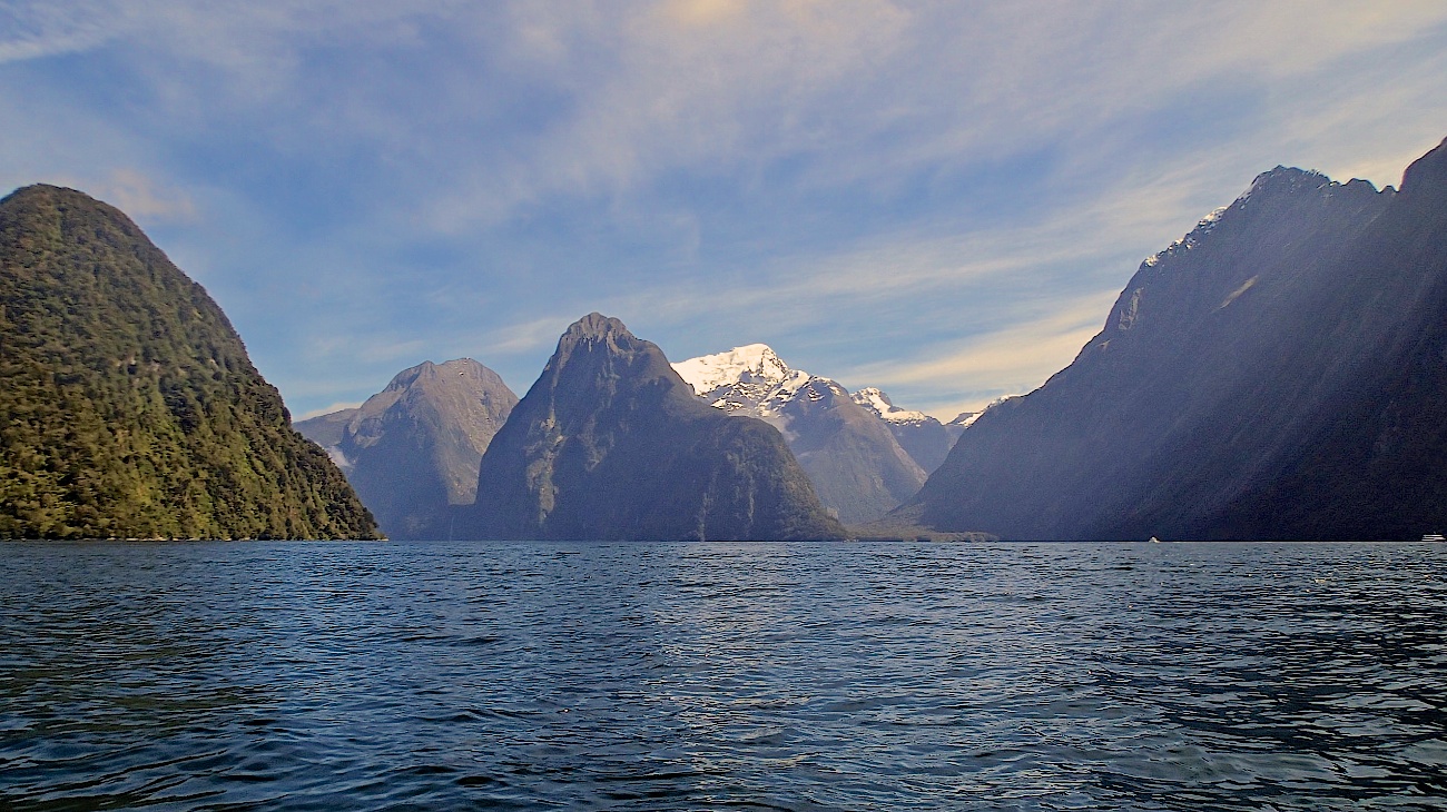 Rare sunny day in Milford Sound where they get 7-10m of rain a year